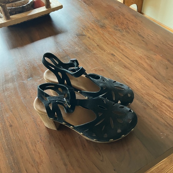 Black suede sandals size 8.5 - Picture 2 of 4